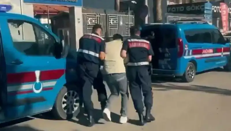 Türkiye'nin 10 İlinde Suç Örgütlerine Şok Baskın: 74 Gözaltı!