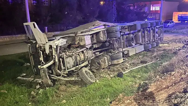 TIR Devrildi, 6 Kişi Yaralandı: Kaza Anı ve Detayları