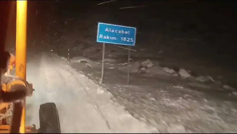 Antalya’da Şaşırtan Kış Sürprizi: Kar Yağışı Şehri Beyaza Bürüdü!