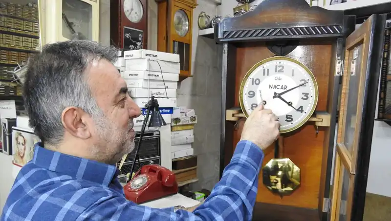 Küçük Dükkanında Tarihi Saatlere Can Veren Usta: 10 Metrekaredeki Hikaye