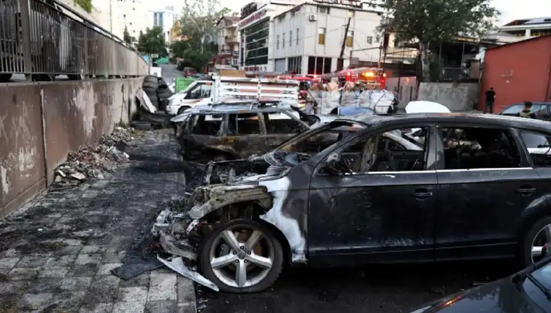 Tamir İçin Bekleyen Araçlar Alev Alev Yandı: Sanayi Sitesinde Büyük Panik