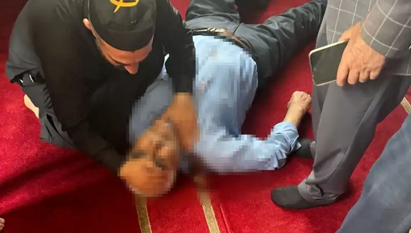Camide Namaz Kılarken Bıçaklanan Adamın Onur ve Dayanışma Hikayesi