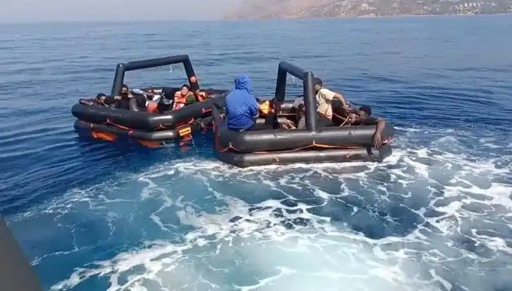 Ayvacık'ta 19 Kaçak Göçmen Kurtarıldı: Denizdeki Tehlikeli Yolculuk!