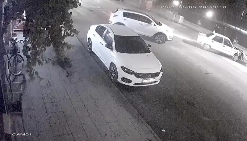 Yaya Geçidinde Dram: Yayaya Yol Vermek İsterken Arkadan Çarpan Araçlar