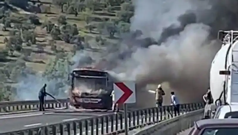 İzmir'de Belediye Otobüsü Alev Alev Yandı: Yolcuların Son Anda Kurtuluşu