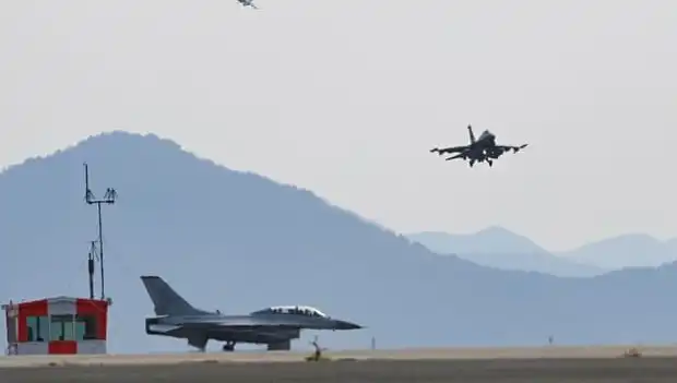 Güney Kore'deAskeri Tatbikatta Savaş Uçağı Köyü Yanlışlıkla Bombaladı