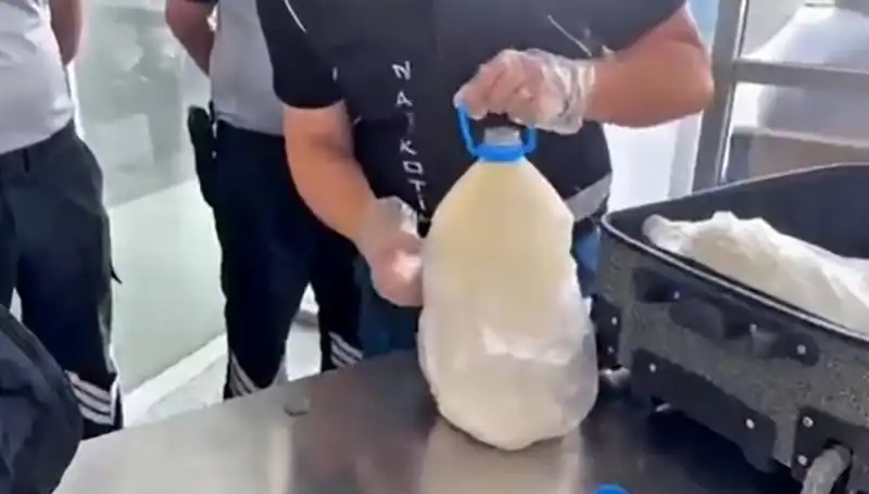 Havalimanında Süt Şişesi İçinde 12 Kilo 800 Gram Uyuşturucu Yakalandı!