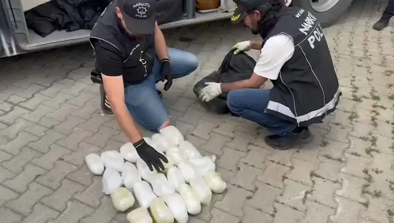 Yolcunun Valizinde 13 Kilo Metamfetamin Bulundu: Uyuşturucu Kaçakçılığı İfşa Olmuştu!