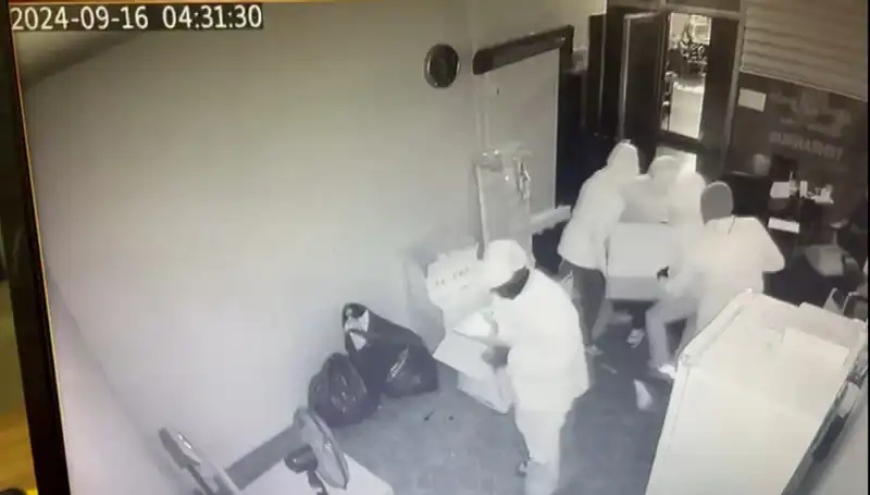 Kasa İçindeki Binlerce Lirayı Açamayınca Yaptıkları Şaşkına Çeviriyor!