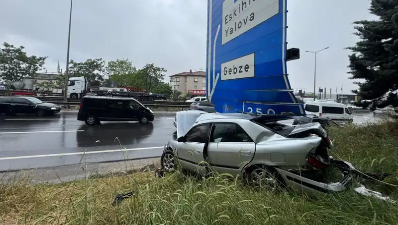 Trafik Levzasına Çarparak Yaralanan Sürücü Hastaneye Kaldırıldı